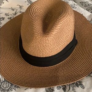 Women’s wide brim straw hat